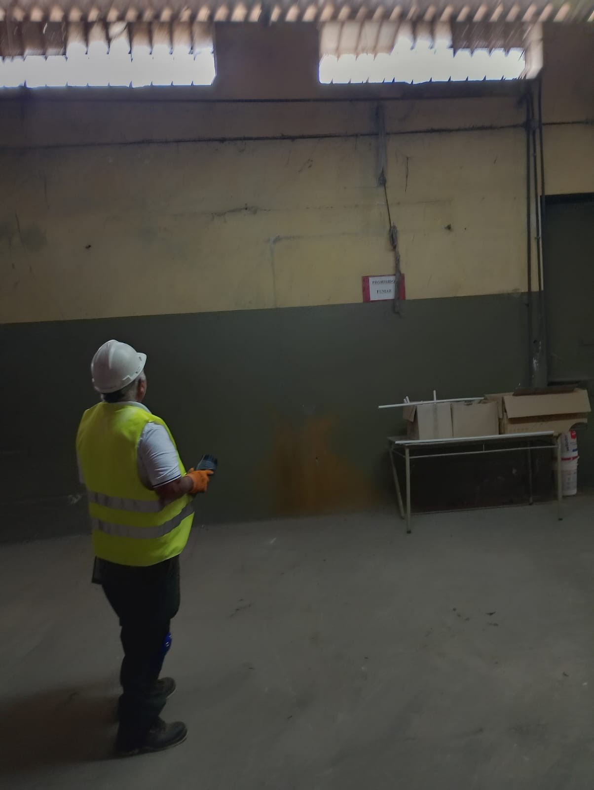 Técnico realizando inspección en auditoría